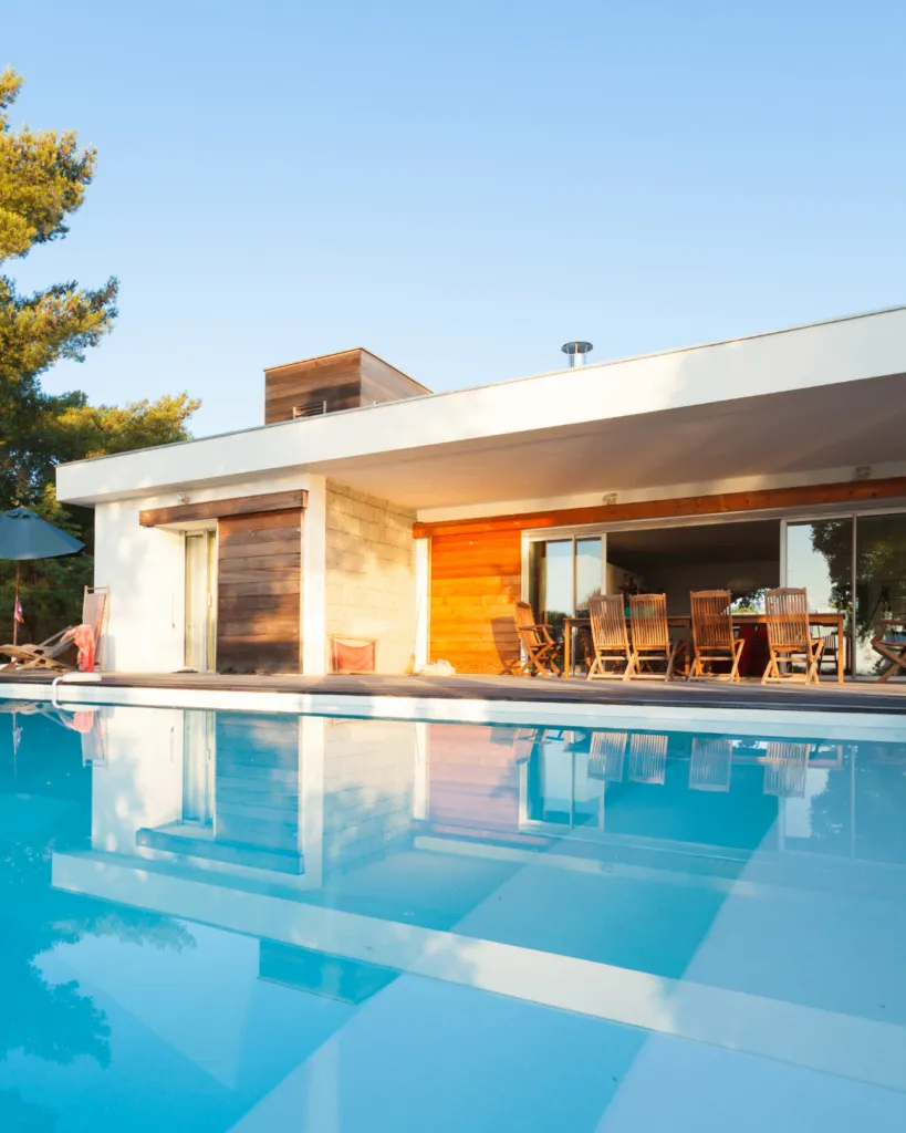 Piscina interrata con patio