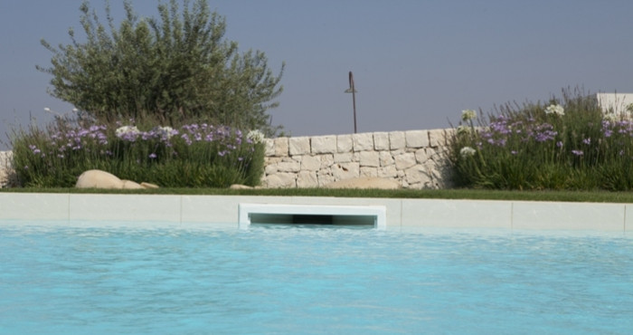 Piscine interrate: skimmer tradizionali o a sfioro?