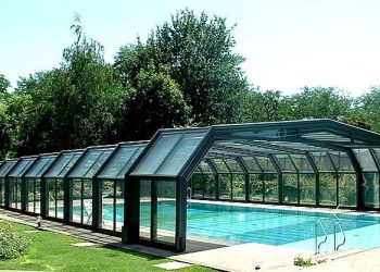 Bagni in piscina anche d’inverno con le coperture telescopiche