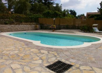 Gli accessori giusti per una piscina confortevole e personale