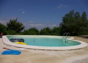 Pulizia in piscina con gli accessori giusti