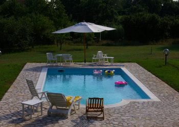 Gli accessori giusti per una piscina su misura