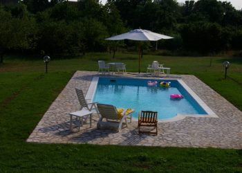 Perché coprire la piscina anche d’estate