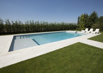 Accessori per piscina: la scala romana