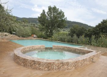 Arredare l’area solarium per una piscina su misura