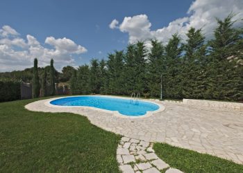 Ingresso a spiaggia per un’entrata in piscina suggestiva