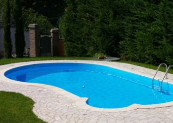 La doccia solare, per una pausa rinfrescante in piscina