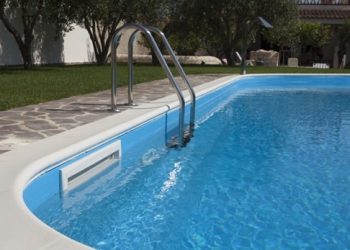 Accessori per l’ingresso in piscina: la scala in acciaio