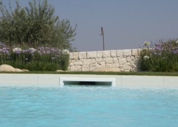 Piscine interrate: skimmer tradizionali o a sfioro?