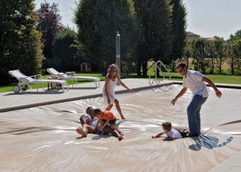 Rimozione della copertura invernale per piscina