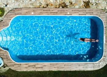 Piscina in giardino: quando viene considerata un bene di lusso?