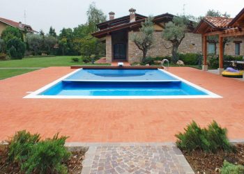 Coprire la piscina o lasciarla scoperta?