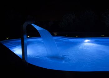 Rilassarsi in piscina: idromassaggio, musica e luci