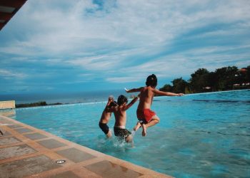 Divertirsi in piscina: i giochi per i più piccoli