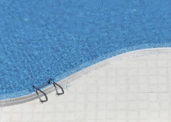 Piscina interrata: skimmer, sfioro o skimmer sfioratore?