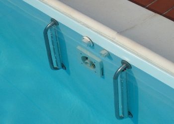 In forma in piscina con il nuoto controcorrente
