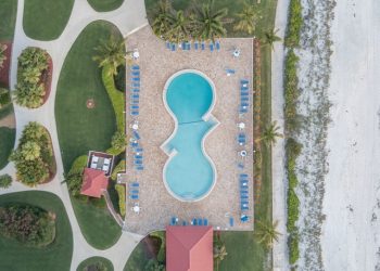 Quali permessi chiedere per la costruzione di una piscina in giardino?