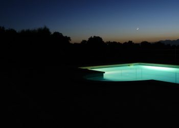 Accessori per piscina: i fari a led